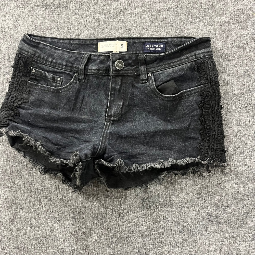 Urban Heritage Shorts Womens Size 5 Black Denim Crochet Lace Raw Hem Fringe